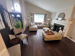 Smart-TV, Kamin, Tischfußball, Bücher