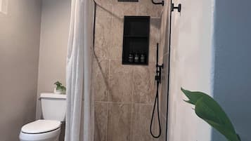 Douche, sĂšche-cheveux, serviettes fournies, savon