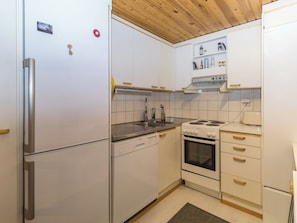 Fridge, microwave, dishwasher, cookware/dishes/utensils - Parintie 3 d 21 by Interhome (Ylläsjärvi)