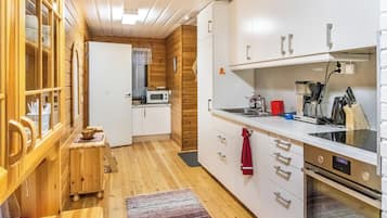 Fridge, microwave, dishwasher, cookware/dishes/utensils