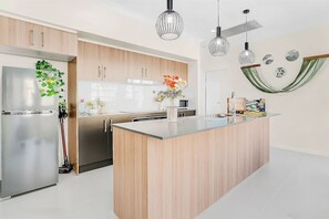 Mikroaaltouuni, astianpesukone, keittoastiat/astiat/ruokailuvälineet