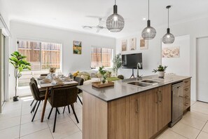 Interior - Cozy & Modern Deebing 4-Bedroom Gateway (Deebing Heights)