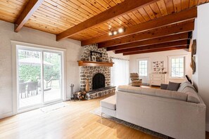 Televisión, chimenea y tenis de mesa 