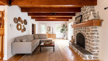 Télévision, cheminée, table de tennis de table