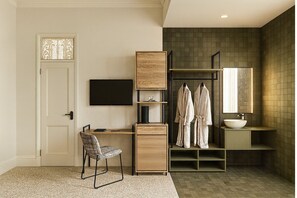 Tallelokero huoneessa, pimennysverhot, silitysrauta/-lauta