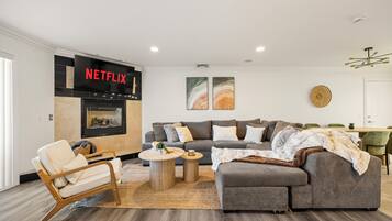 Een smart-tv, een open haard en videogames