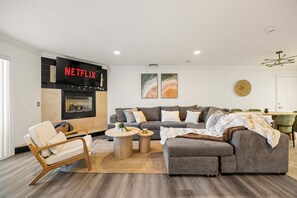TV connectée, cheminée, jeux vidéo
