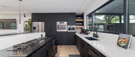 Mikrowelle, Ofen, Herdplatte, Geschirrspüler