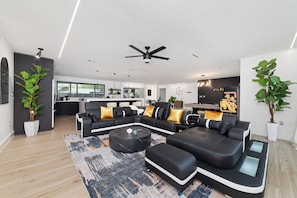 TV - Marble Charm • Private Pool • Spacious Living Area • 3BR/2BA • Near Galleria • (Houston)