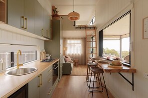 Mikroaaltouuni, uuni, kahvin-/teenkeitin, leivänpaahdin