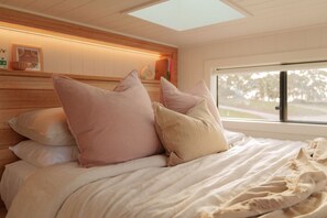 WiFi, bed sheets - Kalimna Tiny ~ Views, Stars & Serenity in Willunga (Willunga)