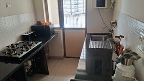 Frigorífico, microondas, placa de cocina y licuadora