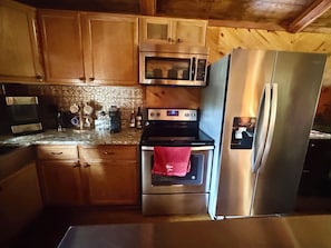 Fridge, microwave, oven, stovetop - Queen’s Landing Cabin - 300 Acre Farm Stay Near I-95 & Fort Bragg! (Fayetteville)