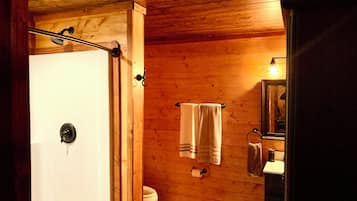Douche, serviettes fournies, savon, shampoing
