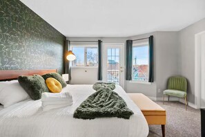 Room - *Bow River Views* Spacious Downtown House with Stunning Bow River Views (Calgary)