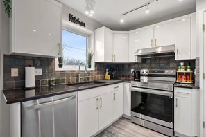 Private kitchen - *Bow River Views* Spacious Downtown House with Stunning Bow River Views (Calgary)