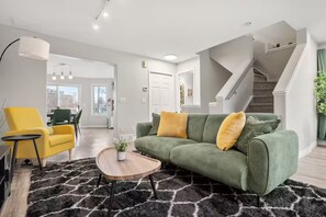 Smart TV - *Bow River Views* Spacious Downtown House with Stunning Bow River Views (Calgary)