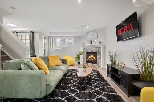*Bow River Views* Spacious Downtown House with Stunning Bow River Views