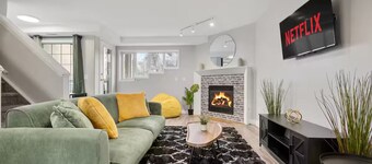 *Bow River Views* Spacious Downtown House with Stunning Bow River Views