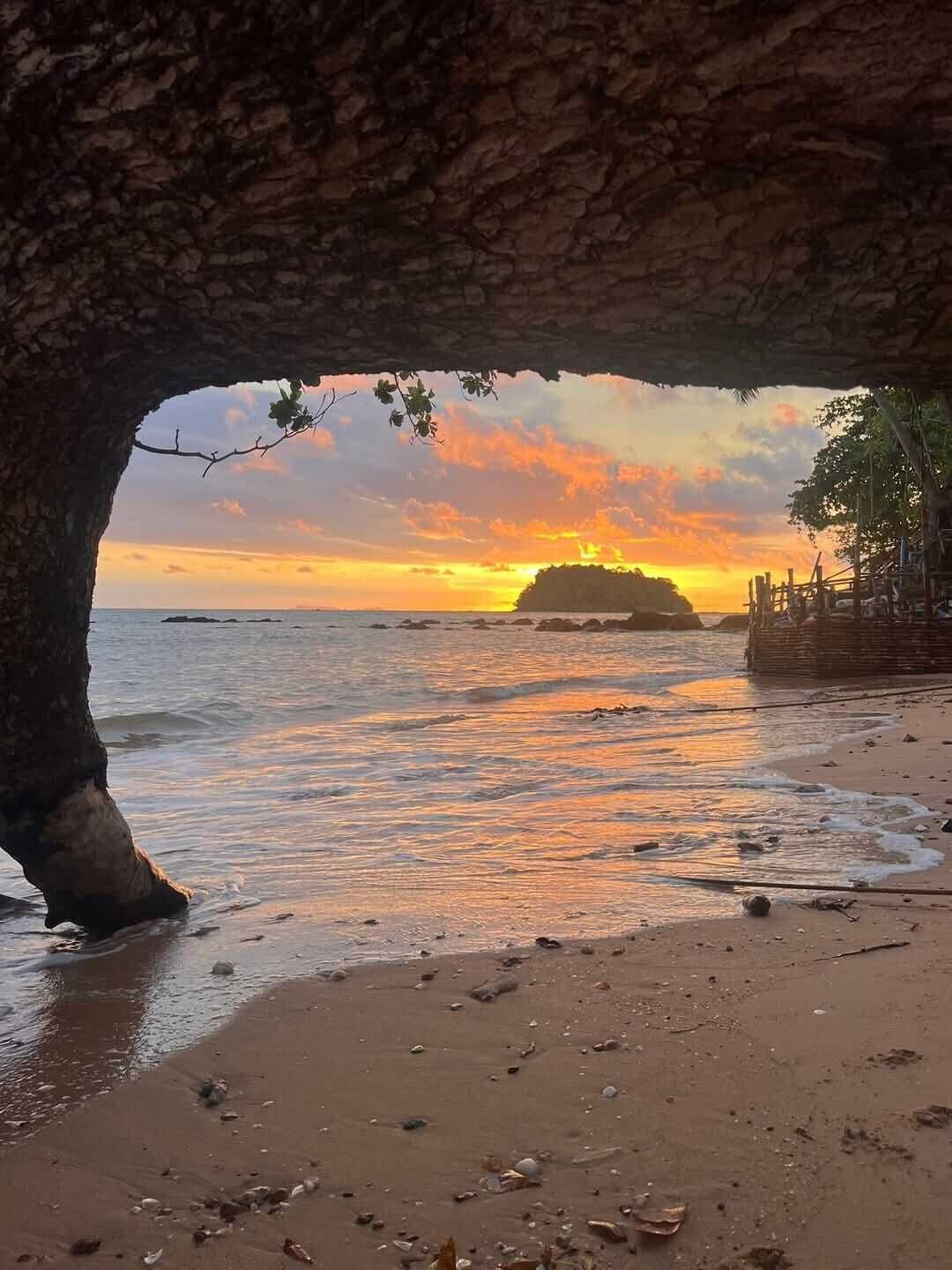 Vista frontal de la propiedad por la tarde o noche