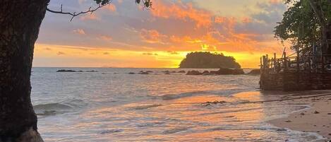 Vista frontal de la propiedad por la tarde o noche