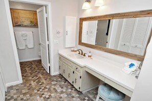 Room - Amazing - 4 Bed Billiard Table luxury canal pool (Cape Coral)