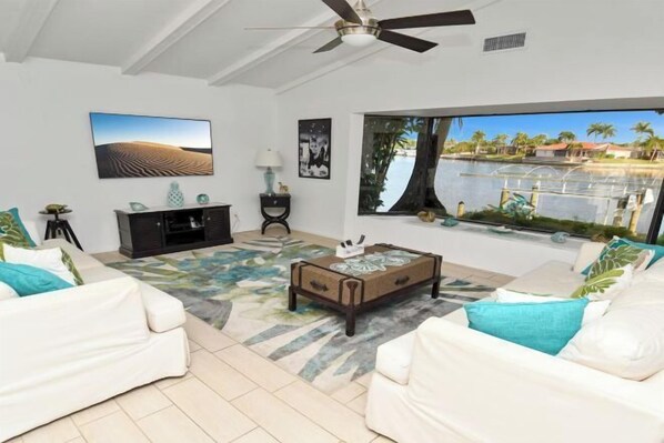 Room - Amazing - 4 Bed Billiard Table luxury canal pool (Cape Coral)