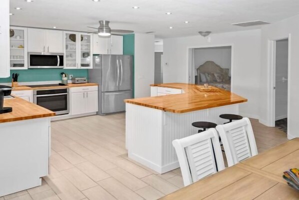 Room - Amazing - 4 Bed Billiard Table luxury canal pool (Cape Coral)