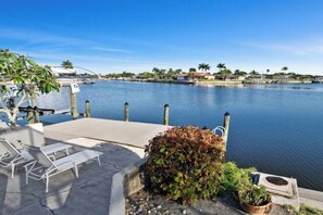 Room - Amazing - 4 Bed Billiard Table luxury canal pool (Cape Coral)