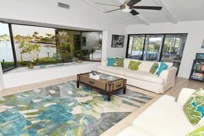 Room - Amazing - 4 Bed Billiard Table luxury canal pool (Cape Coral)