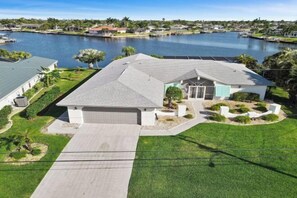 Room - Amazing - 4 Bed Billiard Table luxury canal pool (Cape Coral)