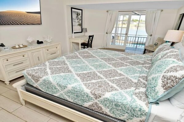 Room - Amazing - 4 Bed Billiard Table luxury canal pool (Cape Coral)