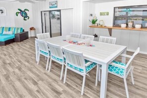 Room - Amazing - 4 Bed Billiard Table luxury canal pool (Cape Coral)