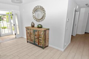 Room - Amazing - 4 Bed Billiard Table luxury canal pool (Cape Coral)