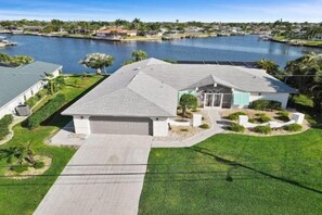 Exterior - Amazing - 4 Bed Billiard Table luxury canal pool (Cape Coral)