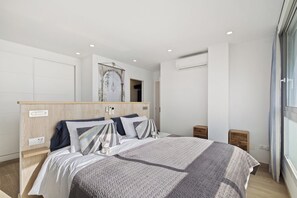 Tabla de planchar con plancha, wifi y ropa de cama 