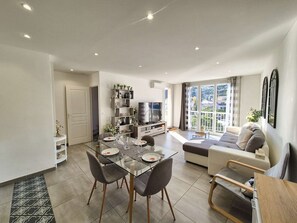 Living area - Sea view, A/C, all on foot, heart of the village (ST MANDRIER SUR MER)
