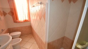 A bathroom with a toilet, bidet, and sink. - Appartamenti Granseola - Granseola -  Bilocale (Campo nell'Elba)