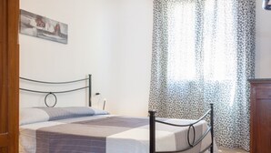 Room - Riccardo in Marina di Campo, tastefully furnished, in a very central position, ideal for those who w (Campo nell'Elba)