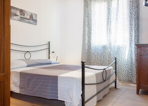Room - Riccardo in Marina di Campo, tastefully furnished, in a very central position, ideal for those who w (Campo nell'Elba)