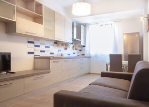 TV - Riccardo in Marina di Campo, tastefully furnished, in a very central position, ideal for those who w (Campo nell'Elba)