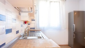 Private kitchen - Riccardo in Marina di Campo, tastefully furnished, in a very central position, ideal for those who w (Campo nell'Elba)