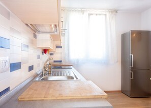 Fridge, microwave - Riccardo in Marina di Campo, tastefully furnished, in a very central position, ideal for those who w (Campo nell'Elba)