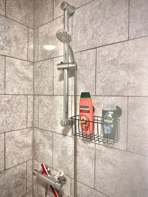 Shower, hair dryer, towels, soap - Perfectly Located Studio Flat in Finsbury Park (London)