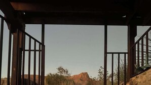 Un espace avec un jacuzzi offrant une vue sur un paysage désertique.