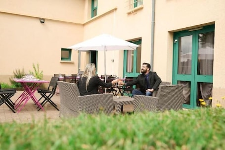 Restaurante al aire libre. Hôtel Inn Design Resto Novo Châteaubriant