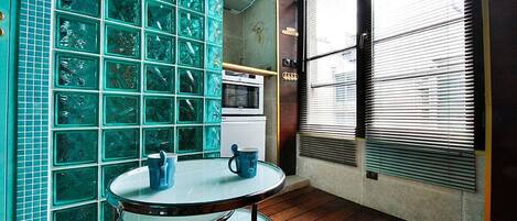 Refrigerador, microondas, cafetera y tetera y tostadora