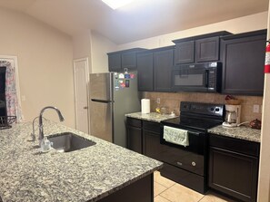 Micro-ondes, four, plaque de cuisson, lave-vaisselle