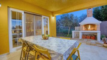 Villa (Villa Serenity with Pool) | Área de parrilladas y picnic