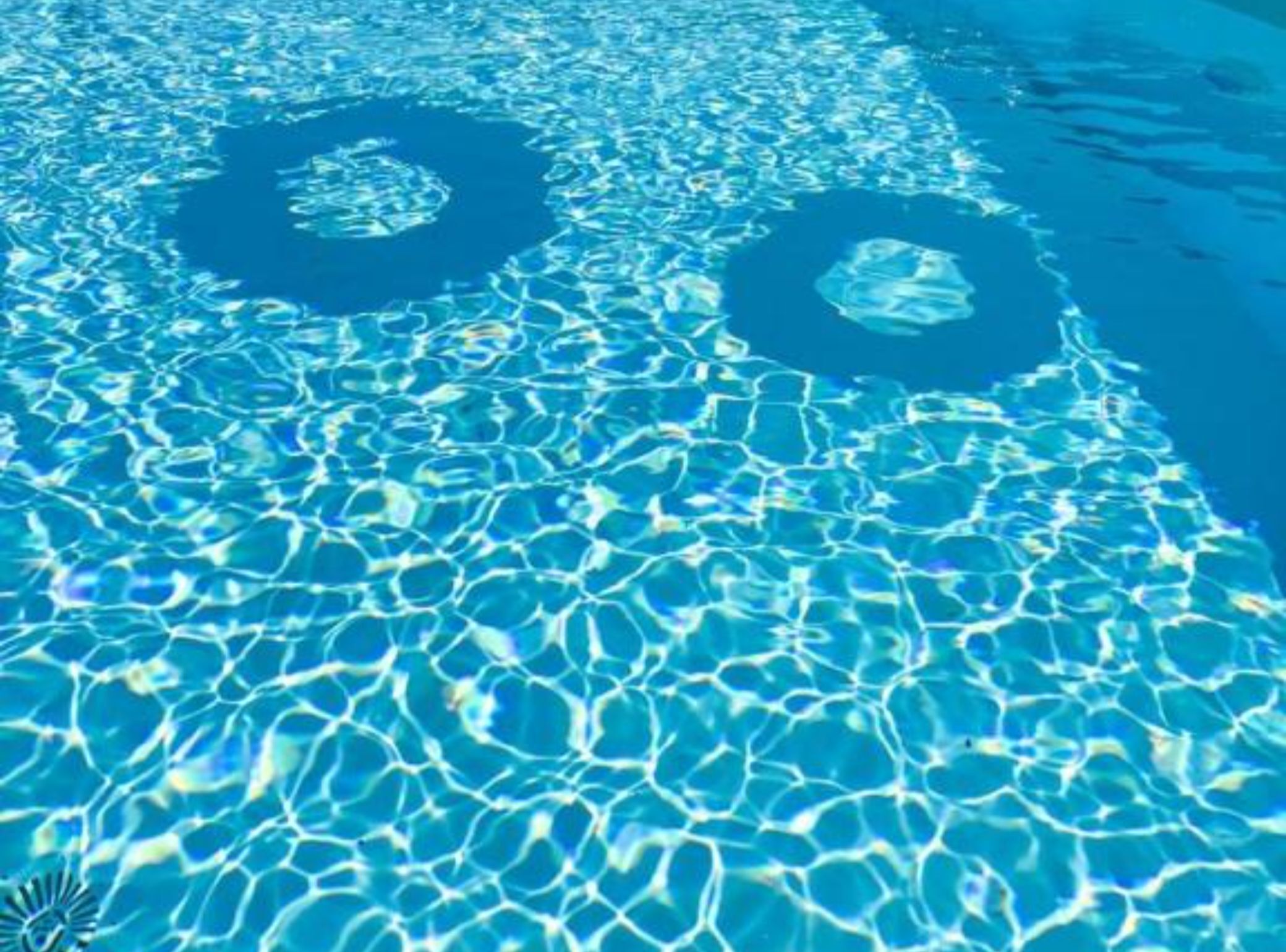 Villa (Villa Serenity with Pool) | Außenpool | Außenpool (je nach Saison geöffnet), Sonnenschirme, Liegestühle